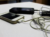 Деревенский мужик раздавил смартфон подруги и может «получить статью»