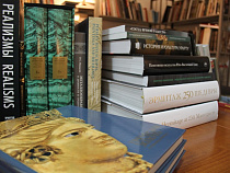 Эрмитаж подарил Художественной галерее 212 редких книг