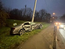 В Краснополянском «Крайслер» занесло на тротуар и ударило об столб