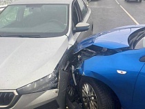 У стадиона «Калининград» KIA врезался в «Шкоду»