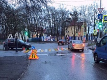 Поехавшая под кирпич 20-летняя сбила задним ходом женщину в Калининграде