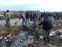 Полицейские задержали 62 человека на нелегальном карьере в Калининградской области