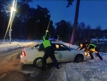 В Светлом показали приятный способ выехать из сугроба 