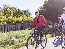 Алиханов и посол ЕС проехали по велодорожке от Куликово до Пионерского