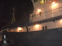 В Калининграде горит судно в доке судостроительного завода