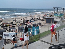 «Это катастрофа»: Алиханов поручил наказывать туристов за купание в шторм