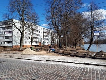 У озера в Советске продолжили устройство велосипедной дорожки и тротуаров 