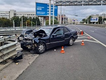 Водитель «Мерседеса» хотел всех перехитрить и врезался в отбойник