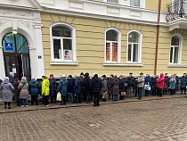 «Люди в панике»: жители Черняховска обложили офис «Водоканала»