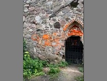 Вандалы разрисовали кирху 14-го века оранжевой краской