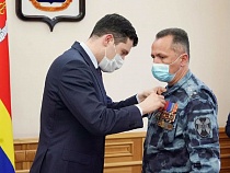 Алиханов наградил калининградских росгвардейцев орденами