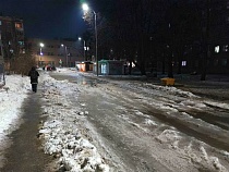 На Серпуховской в Калининграде образовалась незамерзающая лужа