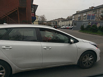 По Калининграду на иномарке разъезжает Дед Мороз