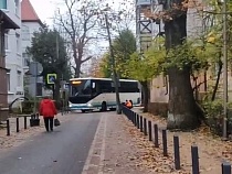 В Зеленоградске рейсовый автобус попал в ловушку из столбиков 