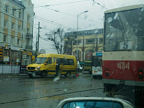 Общественный транспорт снова создал хаос на площади Победы