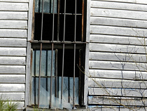 Суд обязал жителя Озерска оградить полуразрушенное здание в Ново-Гурьевском