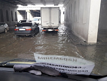 В Калининграде затопило дорогу под мостами на улице Киевской (видео)