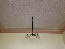 За пробитый потолок в квартире калининградец засудил управляющую компанию