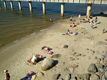 460 часов отработает житель Зеленоградска, укравший на пляже колонку и смарт-часы