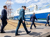 В Калининграде подняли флаг на новом рыболовном траулере