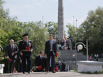 Калининградский губернатор возложил цветы к памятнику Пограничникам всех поколений (фото)