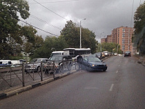 В Калининграде «БМВ» вылетел на встречку, протаранив ограждение