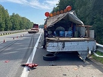 На федеральной трассе протаранили машину во время нанесения разметки