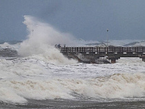 Калининградец снял, как людей захлёстывает 12-метровая волна (фото)