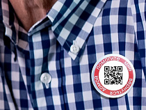 Калининградцам, страдающим потерей памяти, начали выдавать значки с QR-кодом 