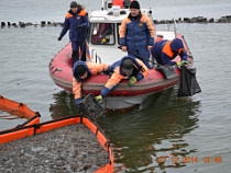 В Балтийске второй день продолжается операция по ликвидации нефтяного пятна в морском канале