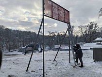 В Центральном парке Калининграда у горки поставили пугающий баннер