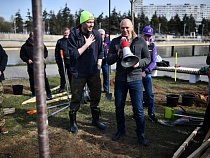 Экс-губернатор появился в Калининграде с сакурами 