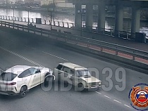Элитный БМВ жёстко оттолкнул ВАЗ на перекрёстке в Калининграде