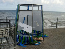 На променаде в Зеленоградске вандалы разгромили кабинку для переодевания 