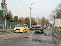 «Невозможно ездить»: Алиханов ответил на жалобы на дорогу в Балтрайоне 