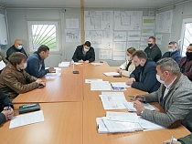 Алиханов снова начал лично ездить на стройку онкоцентра 