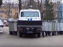 Футбольных хулиганов полицейские разгоняли КамАЗом с ковшом (видео)