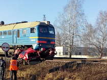 Под Гвардейском товарный поезд протаранил легковой автомобиль