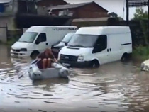 Калининградцы плавают по улицам на лодках (видео)