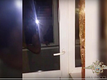 В Калининграде голый мужчина хотел спрыгнуть с третьего этажа (видео)