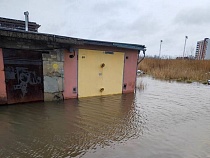 На юге Калининграда начало затапливать гаражи