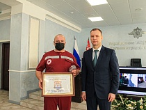 В Калининграде водителю скорой вручили часы за спасение 2-летней заложницы  