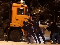 В Калининграде застрявшему снегоуборщику помогли спортсмены