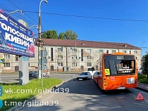«Форд» швырнул электросамокатчика на автобус у депо в Калининграде