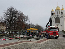 На площади Победы монтируют 30-метровую новогоднюю ёлку