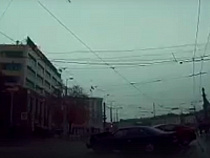 Автомобиль чуть не убил пешеходов у ТЦ "Европа" в Калининграде