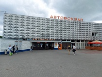 «Посрезали все столбы»: в Калининграде пожаловались на тьму у автовокзала 