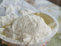 Блогеры сообщили о порченой сметане в супермаркетах Калининграда (фото)