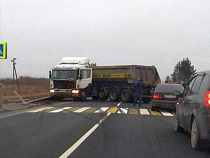 Грузовик перекрыл федеральную трассу в Калининградской области