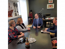 Президент Гданьска встретился с калининградкой, машину которой забросали камнями